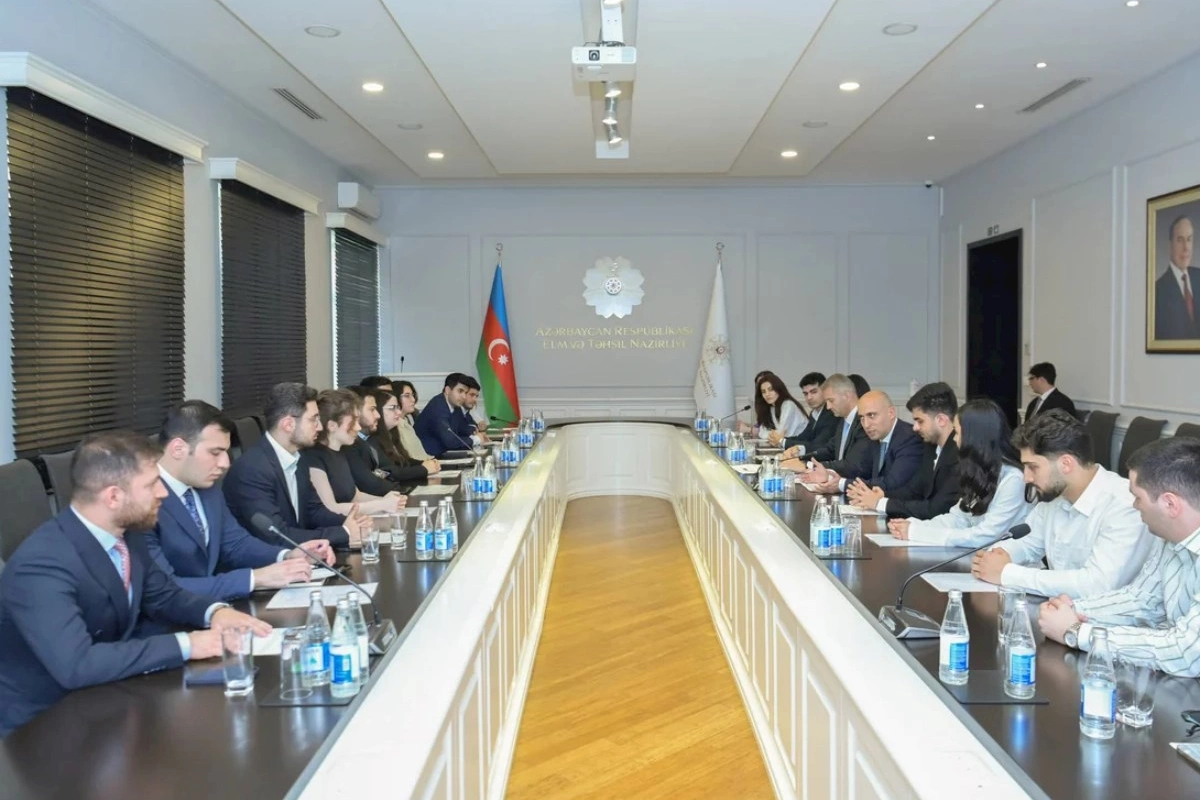 Emin Əmrullayev rəqəmsal texnologiyalar sahəsi üzrə Dövlət Proqramı məzunları ilə görüşüb — FOTOLAR