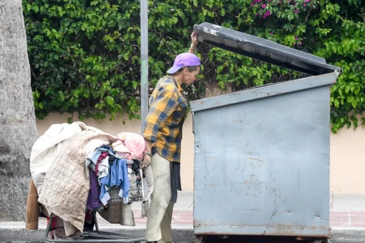 Dünya şöhrətli model indi zibillikdən yemək axtarır — FOTO