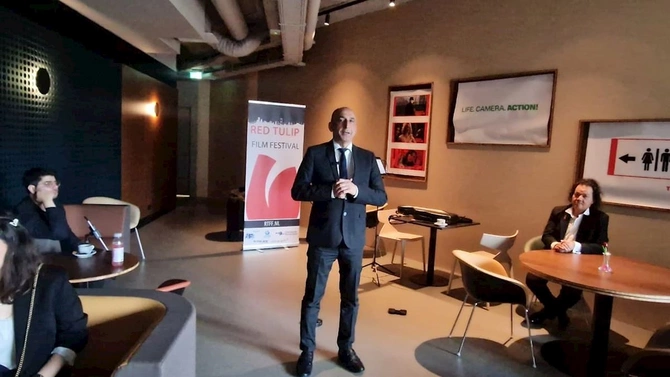 Amsterdamda “Qırmızı bağ” filmi nümayiş etdirildi — VİDEO/FOTO Amsterdamda “Qırmızı bağ” filmi nümayiş etdirildi — VİDEO/FOTO