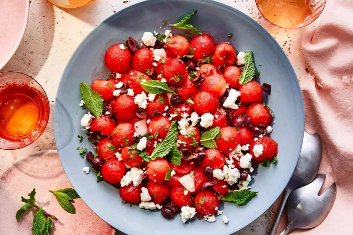 Tez-bazar hazırlanan sərin, yüngül qarpız salatı