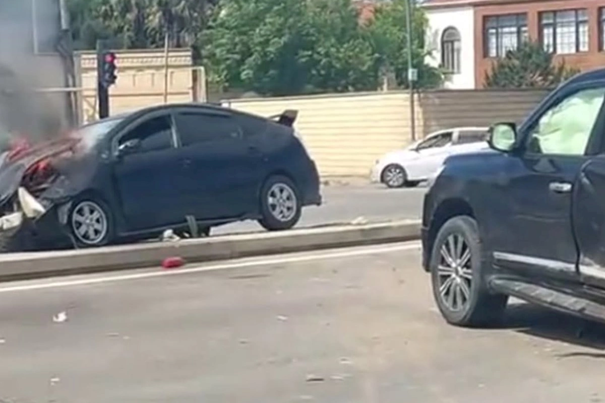 “Land Cruiser”lə toqquşan “Prius” alovlandı — VİDEO
