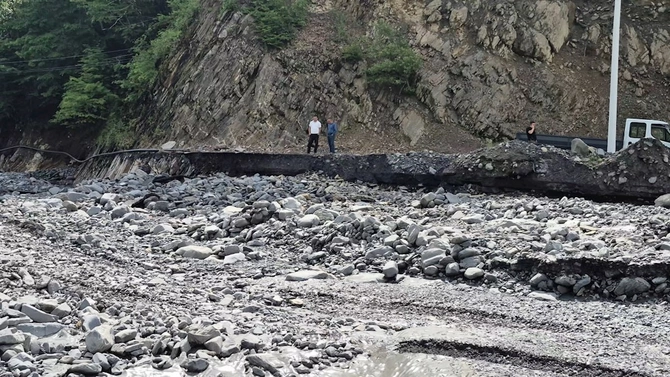 Sel Laza yolunu bu hala saldı — FOTO