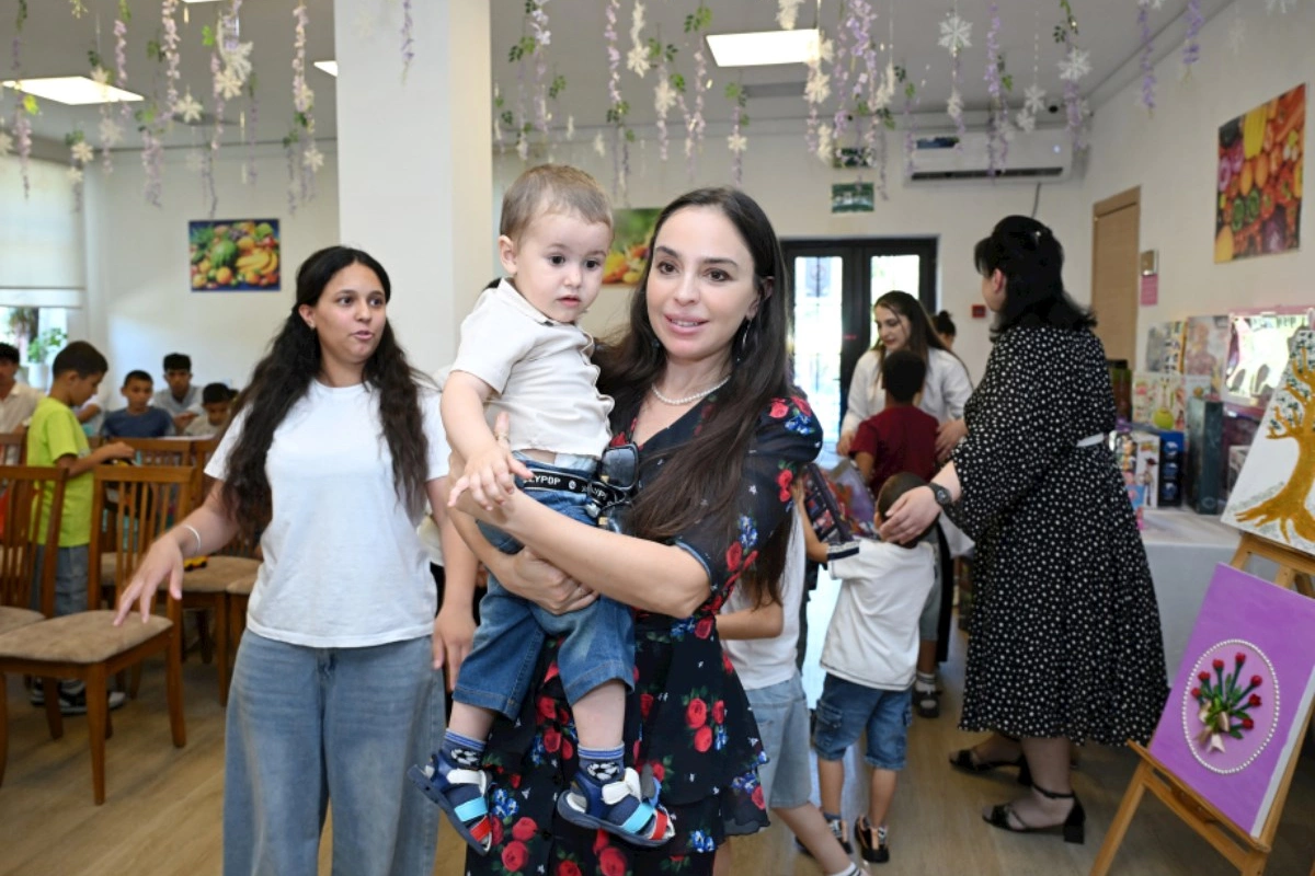 Leyla Əliyeva Şəkidə Uşaq evi sosial xidmət müəssisəsinin sakinləri ilə görüşüb — FOTOLAR