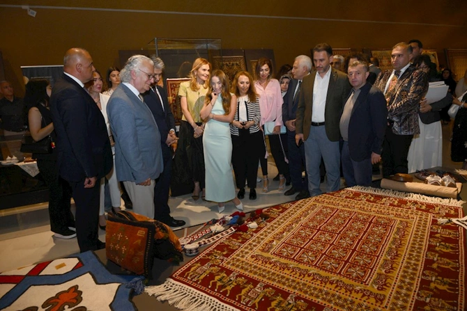 Alyona Əliyeva “Bir mədəniyyət xəzinəsi: Divanü lüğat-it-türk” — FOTOLAR Alyona Əliyeva “Bir mədəniyyət xəzinəsi: Divanü lüğat-it-türk” — FOTOLAR