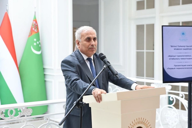 “Birinci Türkoloji Qurultay” kitabının təqdimatı keçirilib — FOTOLAR