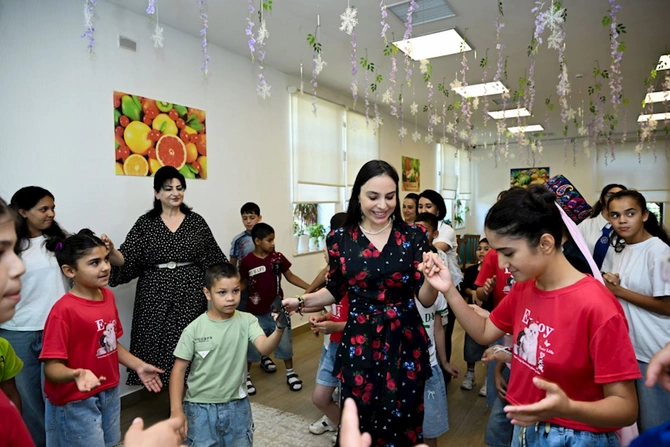 Leyla Əliyeva Şəkidə Uşaq evi sosial xidmət müəssisəsinin sakinləri ilə görüşüb — FOTOLAR Leyla Əliyeva Şəkidə Uşaq evi sosial xidmət müəssisəsinin sakinləri ilə görüşüb — FOTOLAR
