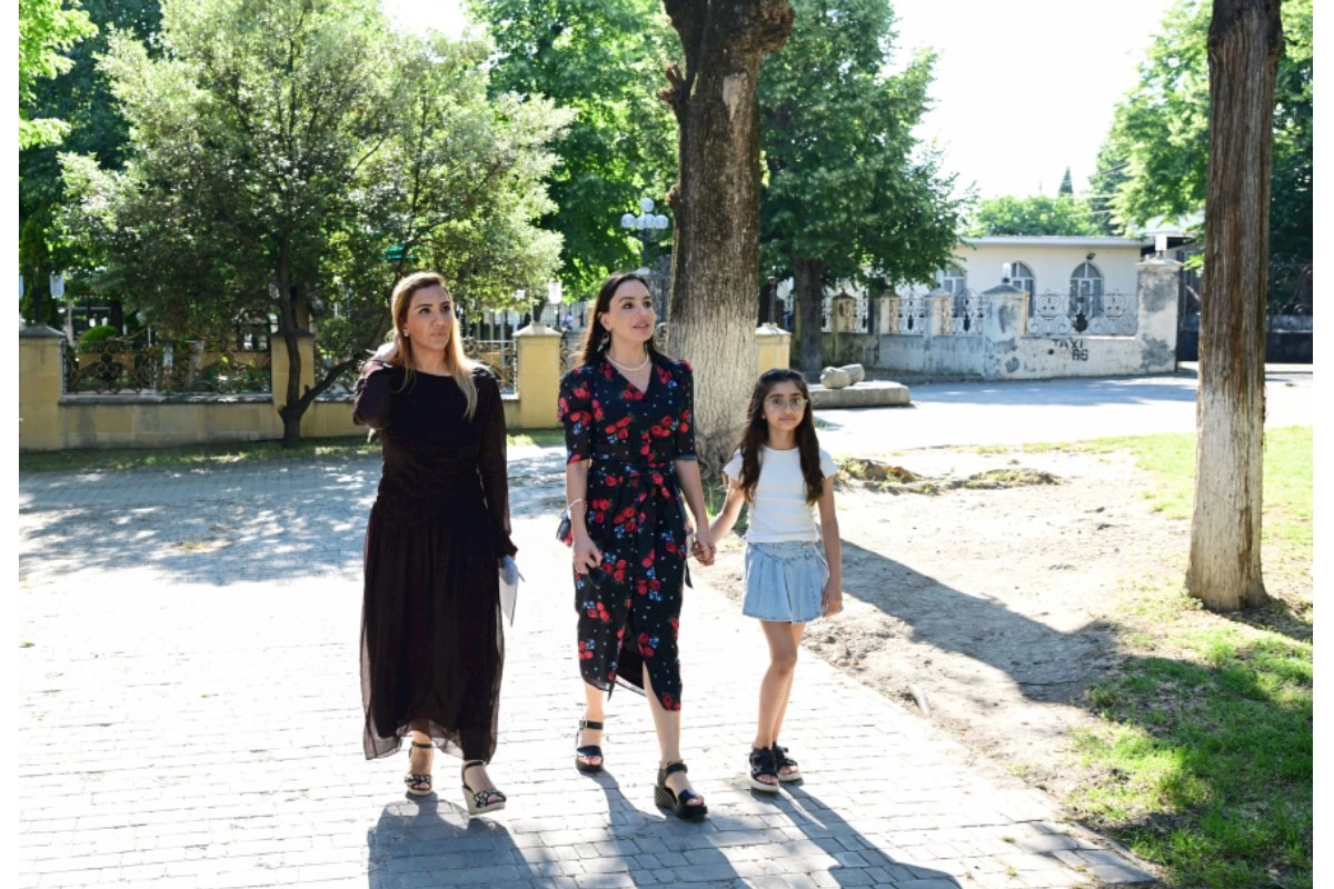 Leyla Əliyeva Məhəmməd Füzuli adına parkda görülən işlərlə tanış olub — FOTOLAR