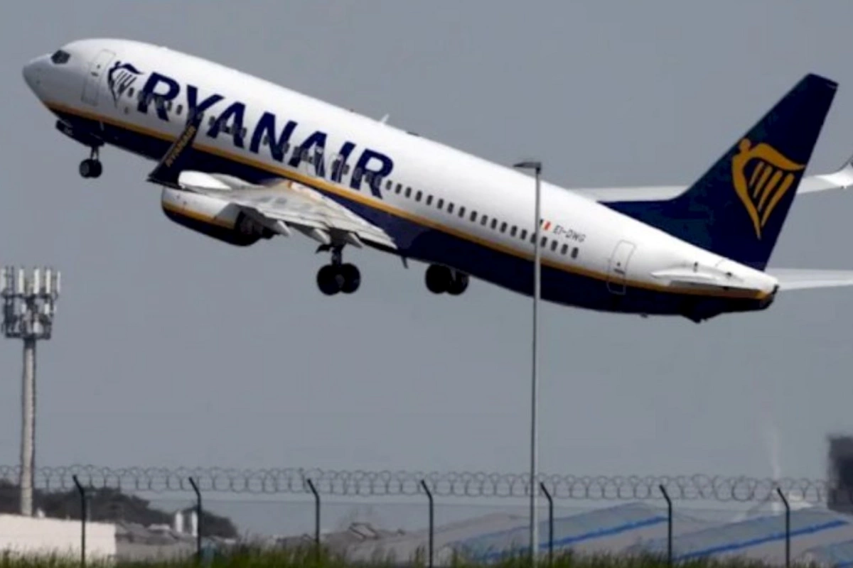 Səmada kabus: “Ryanair” təyyarəsinin pəncərəsi sındı, sərnişin havaya sovruldu