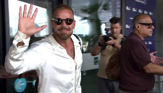 Ricky Martin 15 ildən sonra İstanbulda: Məşhur müğənni pərəstişkarlarına səsləndi (FOTO)