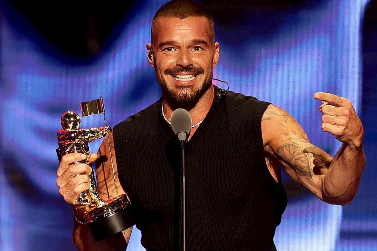 Ricky Martin 15 ildən sonra İstanbulda: Məşhur müğənni pərəstişkarlarına səsləndi (FOTO)