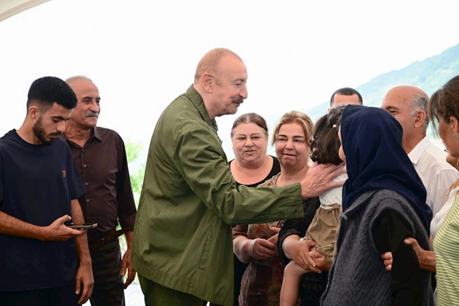 Prezident Şuşanın Kiçik Qaladərəsi kəndində sakinlərlə görüşüb — FOTOLAR