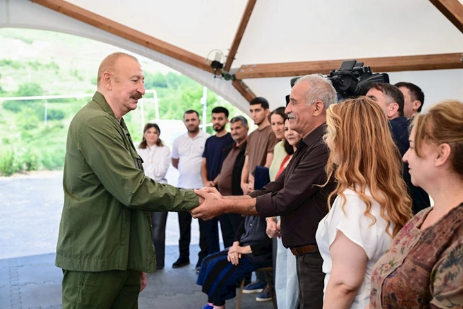 Prezident Şuşanın Kiçik Qaladərəsi kəndində sakinlərlə görüşüb — FOTOLAR