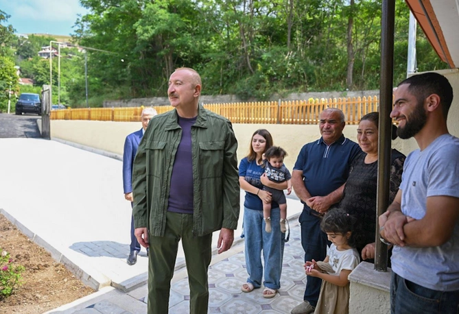 Prezident Şuşanın Kiçik Qaladərəsi kəndində sakinlərlə görüşüb — FOTOLAR