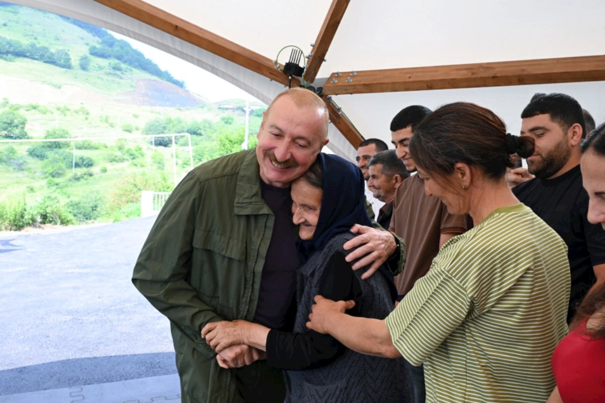 Prezident Şuşanın Kiçik Qaladərəsi kəndində sakinlərlə görüşüb — FOTOLAR
