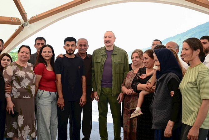 Prezident Şuşanın Kiçik Qaladərəsi kəndində sakinlərlə görüşüb — FOTOLAR