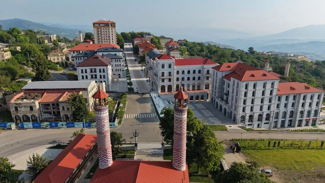 Şuşanın Qarabağ küçəsində dövlət-özəl tərəfdaşlığı çərçivəsində həyata keçirilmiş işlərlə tanışlıq — FOTOLAR Şuşanın Qarabağ küçəsində dövlət-özəl tərəfdaşlığı çərçivəsində həyata keçirilmiş işlərlə tanışlıq — FOTOLAR