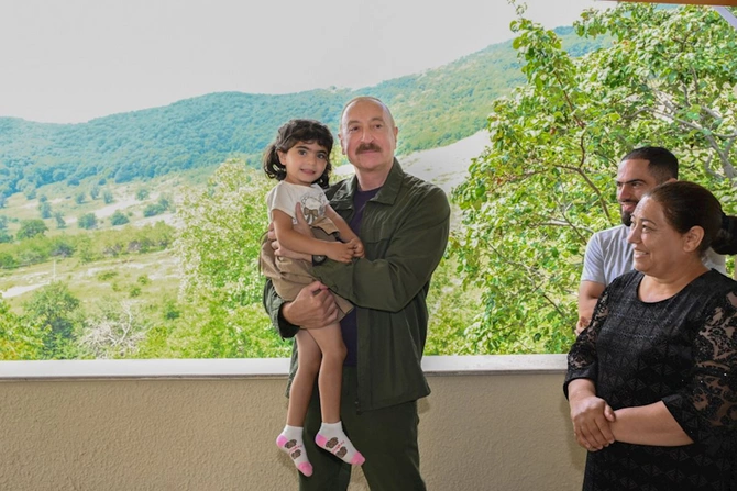 Prezident Şuşanın Kiçik Qaladərəsi kəndində sakinlərlə görüşüb — FOTOLAR