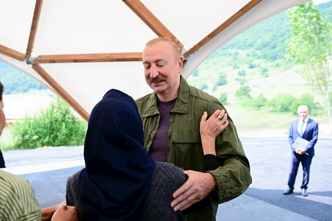 Prezident Şuşanın Kiçik Qaladərəsi kəndində sakinlərlə görüşüb — FOTOLAR