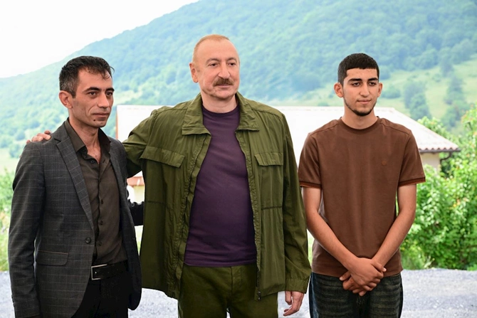 Prezident Şuşanın Kiçik Qaladərəsi kəndində sakinlərlə görüşüb — FOTOLAR