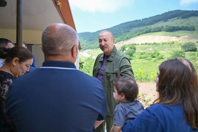 Prezident Şuşanın Kiçik Qaladərəsi kəndində sakinlərlə görüşüb — FOTOLAR