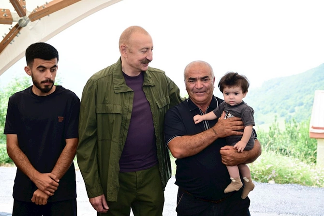 Prezident Şuşanın Kiçik Qaladərəsi kəndində sakinlərlə görüşüb — FOTOLAR
