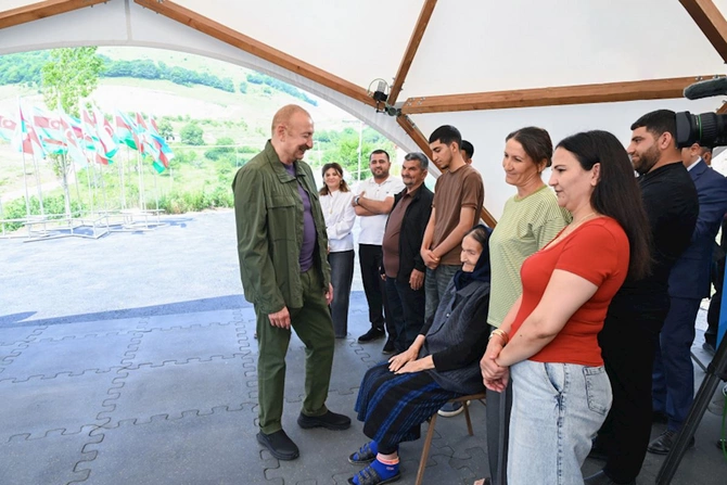 Prezident Şuşanın Kiçik Qaladərəsi kəndində sakinlərlə görüşüb — FOTOLAR