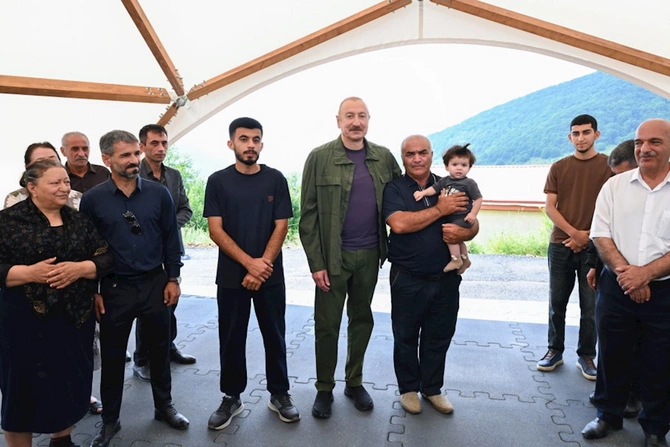Prezident Şuşanın Kiçik Qaladərəsi kəndində sakinlərlə görüşüb — FOTOLAR