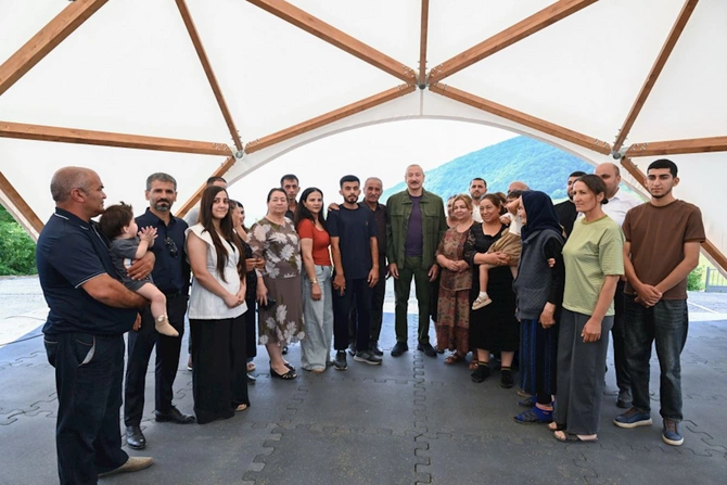 Prezident Şuşanın Kiçik Qaladərəsi kəndində sakinlərlə görüşüb — FOTOLAR