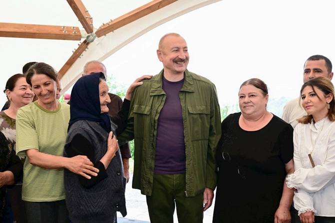 Prezident Şuşanın Kiçik Qaladərəsi kəndində sakinlərlə görüşüb — FOTOLAR