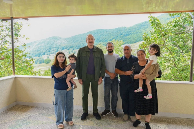 Prezident Şuşanın Kiçik Qaladərəsi kəndində sakinlərlə görüşüb — FOTOLAR