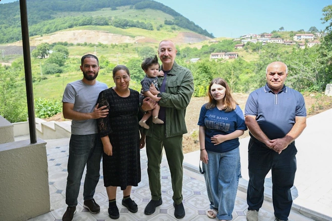 Prezident Şuşanın Kiçik Qaladərəsi kəndində sakinlərlə görüşüb — FOTOLAR