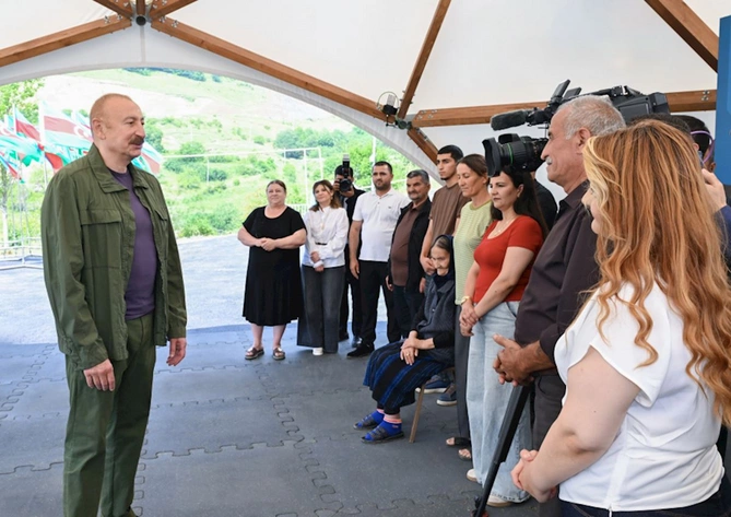 Prezident Şuşanın Kiçik Qaladərəsi kəndində sakinlərlə görüşüb — FOTOLAR