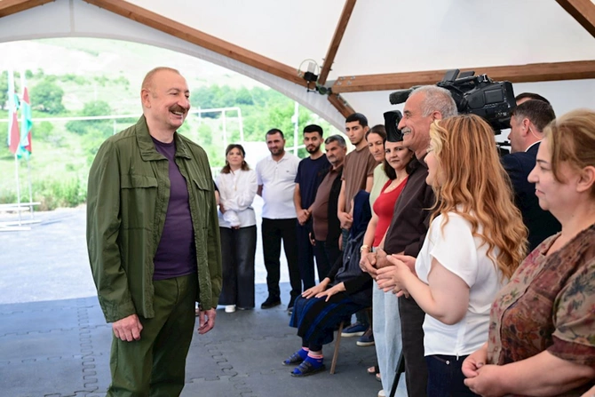 Prezident Şuşanın Kiçik Qaladərəsi kəndində sakinlərlə görüşüb — FOTOLAR