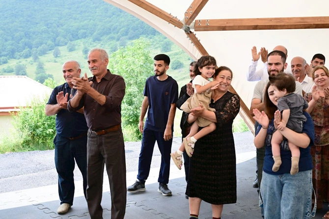 Prezident Şuşanın Kiçik Qaladərəsi kəndində sakinlərlə görüşüb — FOTOLAR