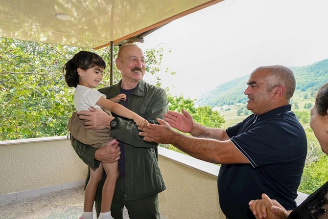 Prezident Şuşanın Kiçik Qaladərəsi kəndində sakinlərlə görüşüb — FOTOLAR
