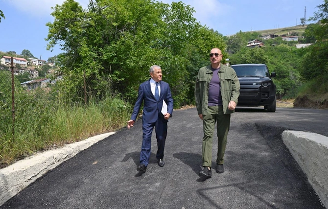 Prezident Şuşanın Kiçik Qaladərəsi kəndində sakinlərlə görüşüb — FOTOLAR