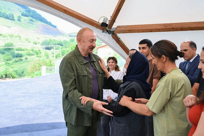 Prezident Şuşanın Kiçik Qaladərəsi kəndində sakinlərlə görüşüb — FOTOLAR