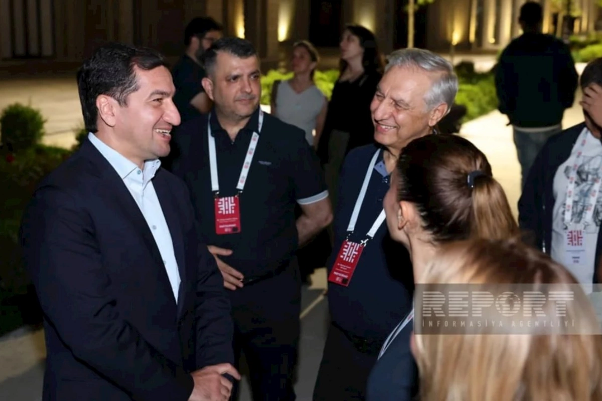 Hikmət Hacıyev IV Şuşa Qlobal Media Forumunun iştirakçıları ilə görüşüb — FOTOLAR
