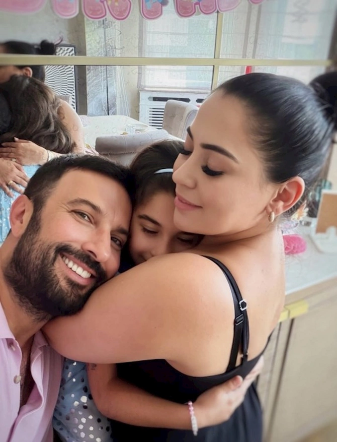 Tarkan xanımı və qızı ilə — FOTO Tarkan xanımı və qızı ilə — FOTO