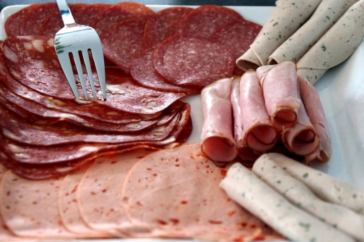 Gündəlik kolbasa və ət delikatesləri təzyiqə necə təsir edir?