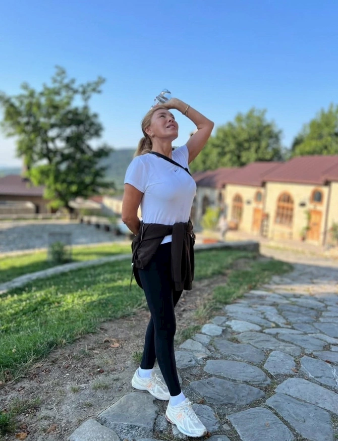 Xoşqədəm ailəsi ilə belə dincəlir — FOTOLAR Xoşqədəm ailəsi ilə belə dincəlir — FOTOLAR
