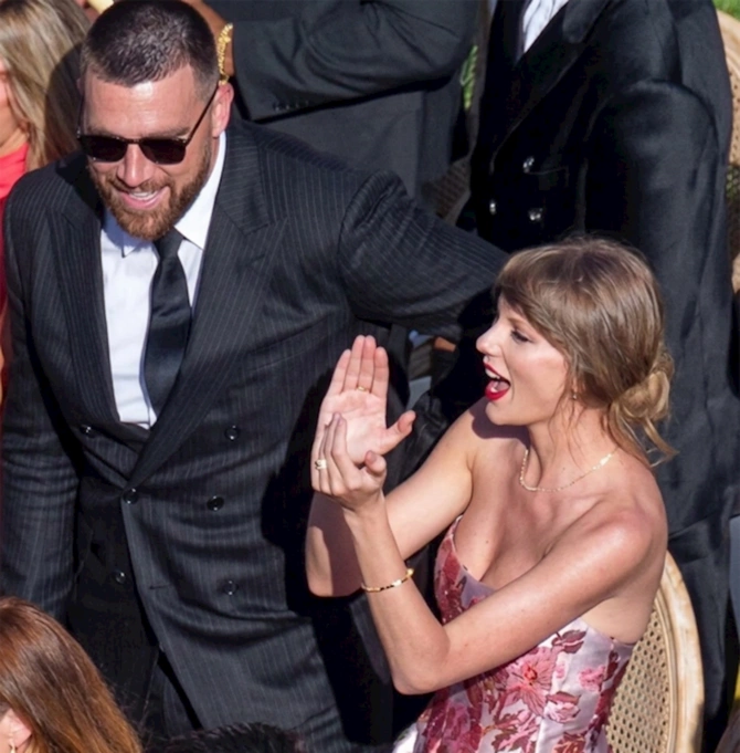Taylor Swift və Travis Kelce evlilikdən sonra ilk dəfə ictimaiyyət qarşısına çıxıblar — FOTO Taylor Swift və Travis Kelce evlilikdən sonra ilk dəfə ictimaiyyət qarşısına çıxıblar — FOTO
