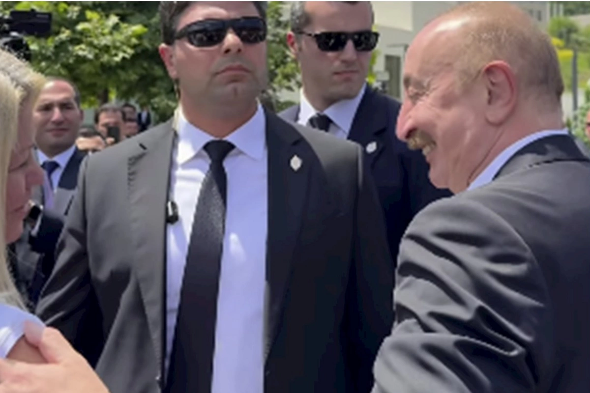 Prezident jurnalisti görüb avtomobildən düşdü — VİDEO/FOTOLAR