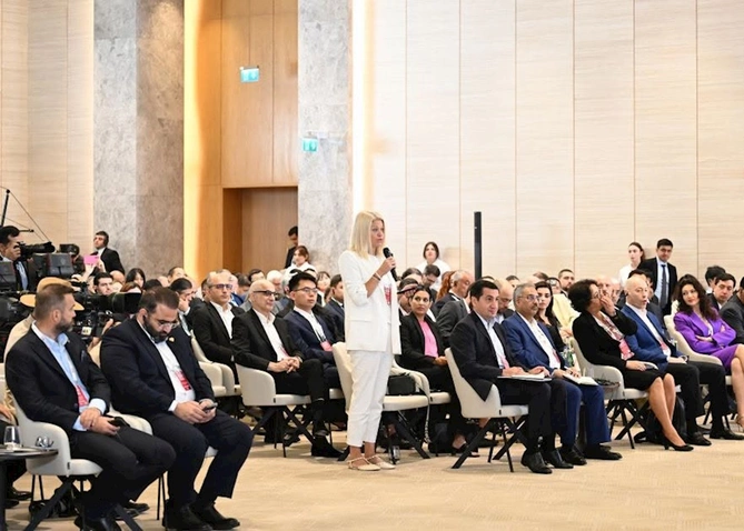 Prezident jurnalisti görüb avtomobildən düşdü — VİDEO/FOTOLAR