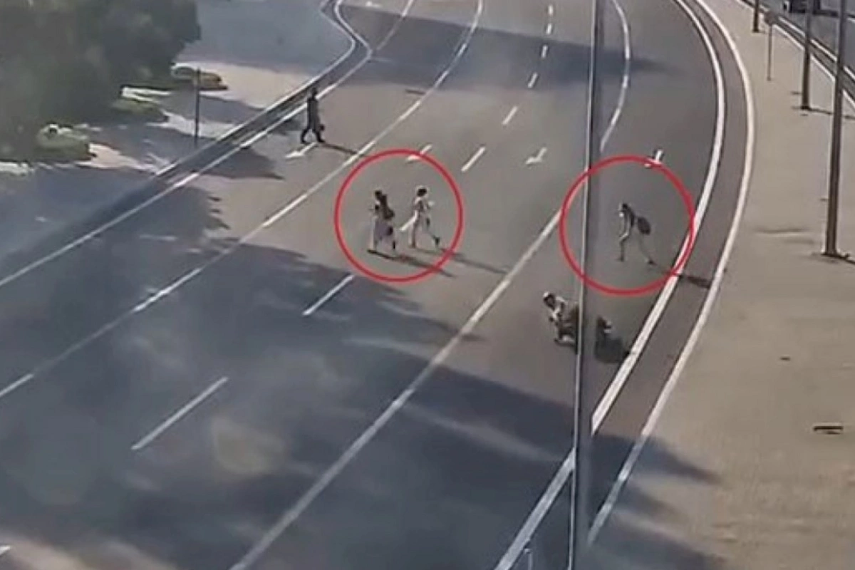 Bakıda qadınlar özünü motosikletin qabağına atdı — VİDEO