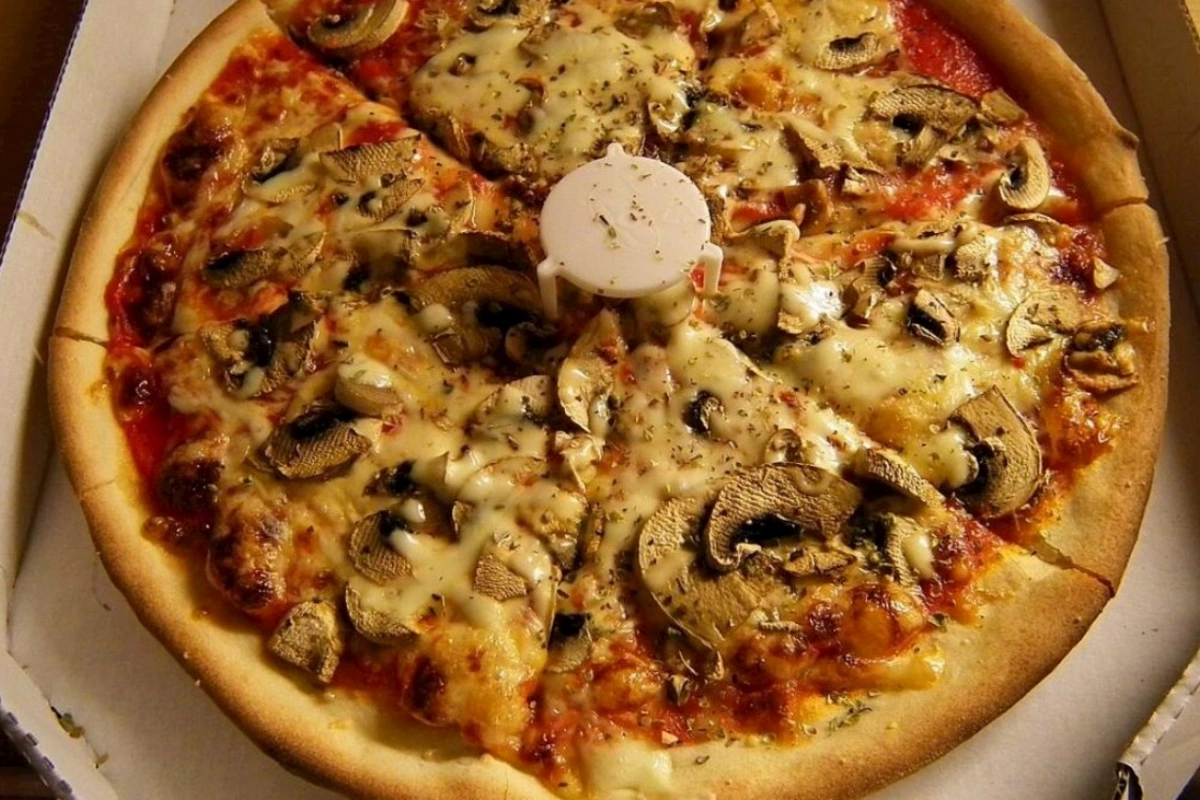 Pizza qutusuna niyə kiçik plastik altlıq qoyulur?