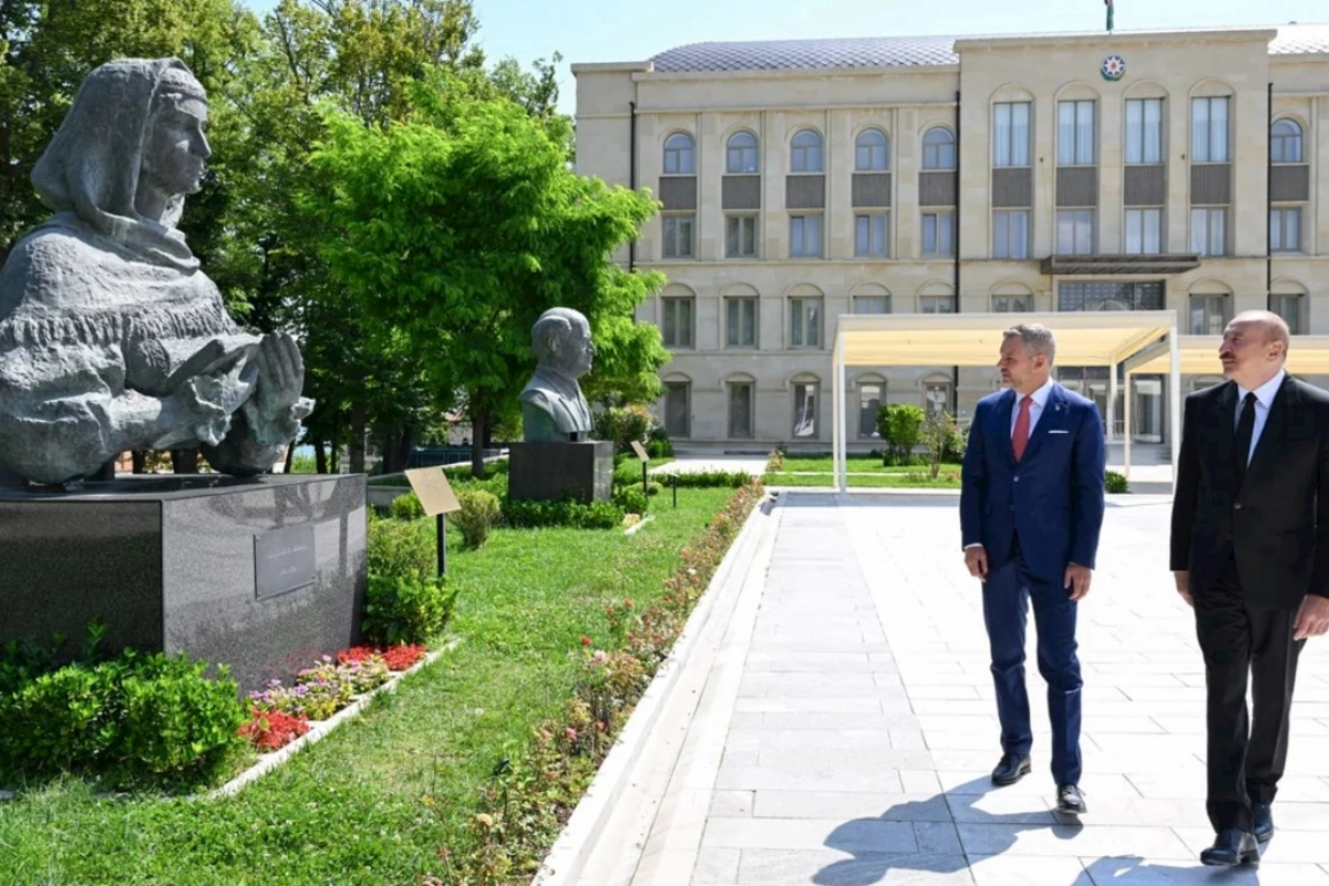 İlham Əliyev və Peter Pelleqrini Şuşada Azərbaycanın tanınmış şəxsiyyətlərinin işğal dövründə güllələnmiş büstlərinə baxıblar