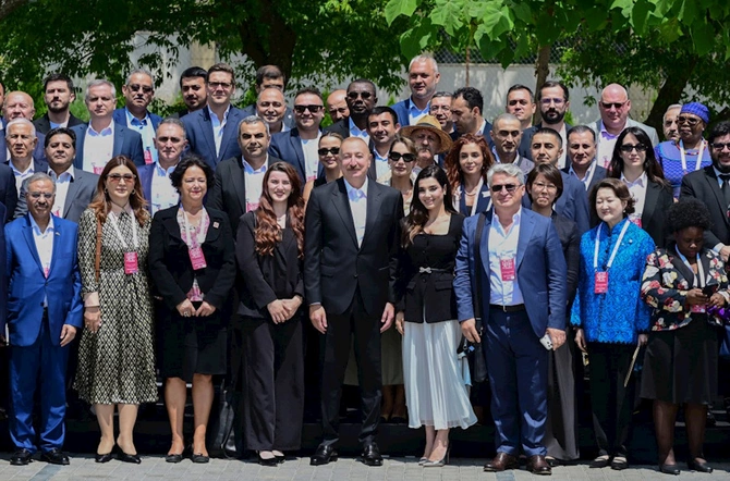 Şuşa Media Forumunda Prezidentin yanında diqqətçəkən xanım kimdir? — FOTOLAR Şuşa Media Forumunda Prezidentin yanında diqqətçəkən xanım kimdir? — FOTOLAR