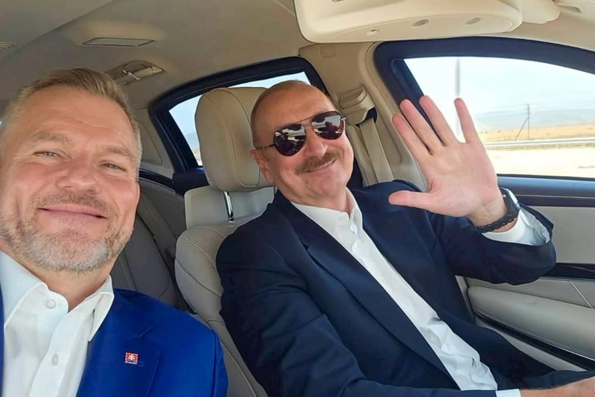 Prezidentin maşınında selfi çəkdi