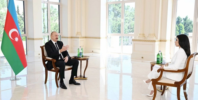 Şuşa Media Forumunda Prezidentin yanında diqqətçəkən xanım kimdir? — FOTOLAR Şuşa Media Forumunda Prezidentin yanında diqqətçəkən xanım kimdir? — FOTOLAR